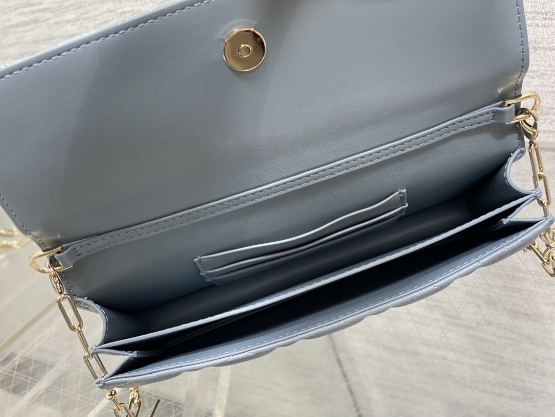 现货‼️砖柜最新蝴蝶结珍珠链条手拿包🎀标志性的藤纹格，经典的字母吊饰带🎀👏 ，别致的手柄设计，搭配柔软的