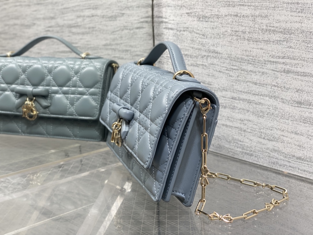 现货‼️砖柜最新蝴蝶结珍珠链条手拿包🎀标志性的藤纹格，经典的字母吊饰带🎀👏 ，别致的手柄设计，搭配柔软的