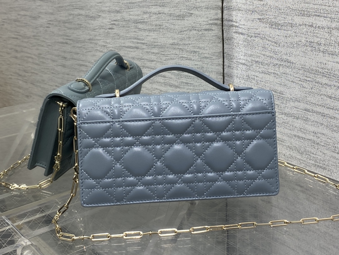 现货‼️砖柜最新蝴蝶结珍珠链条手拿包🎀标志性的藤纹格，经典的字母吊饰带🎀👏 ，别致的手柄设计，搭配柔软的