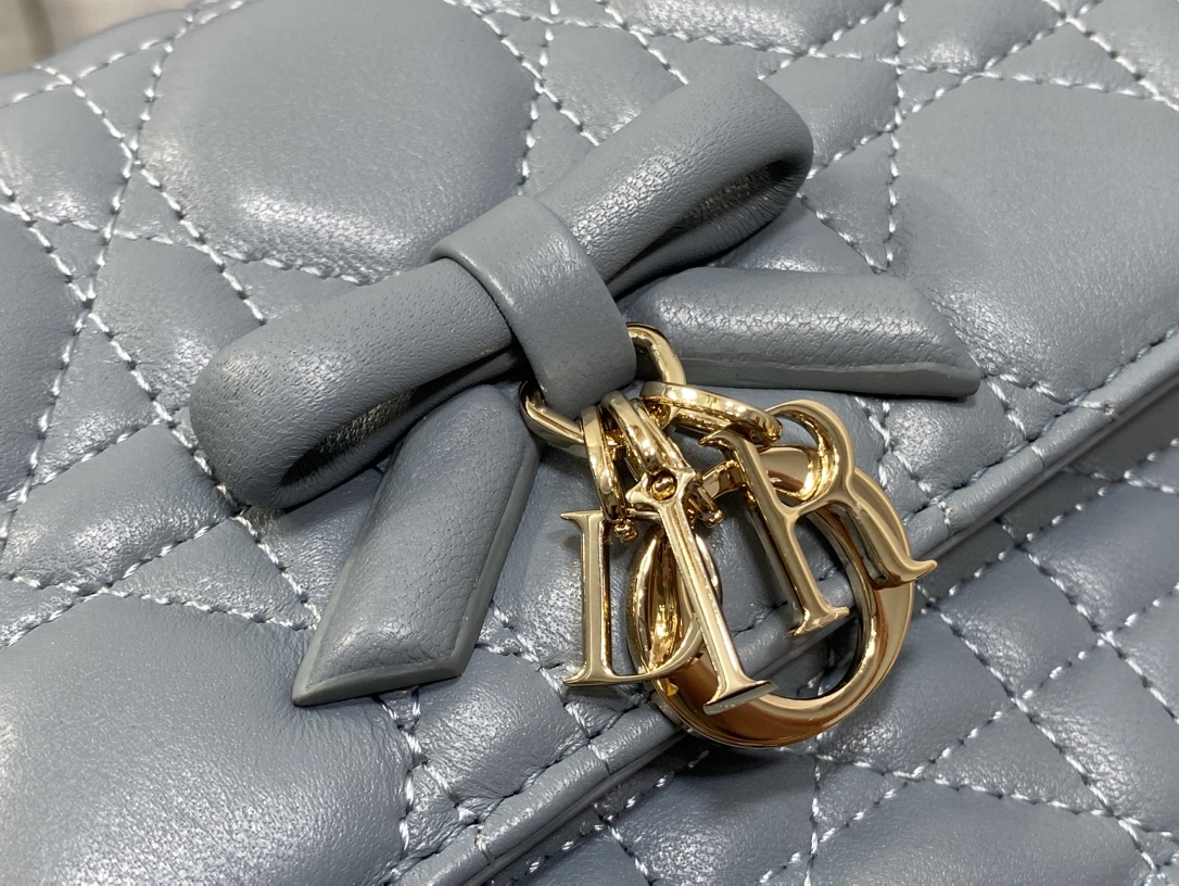 现货‼️砖柜最新蝴蝶结珍珠链条手拿包🎀标志性的藤纹格，经典的字母吊饰带🎀👏 ，别致的手柄设计，搭配柔软的