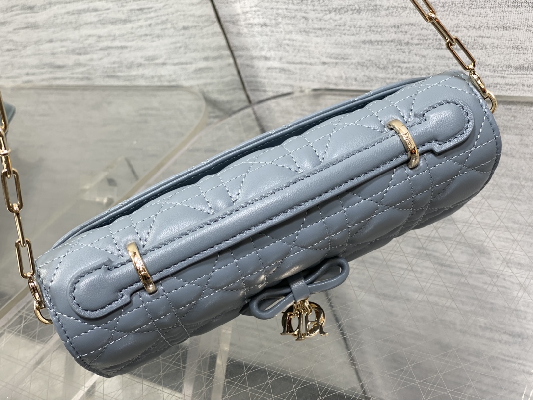 现货‼️砖柜最新蝴蝶结珍珠链条手拿包🎀标志性的藤纹格，经典的字母吊饰带🎀👏 ，别致的手柄设计，搭配柔软的