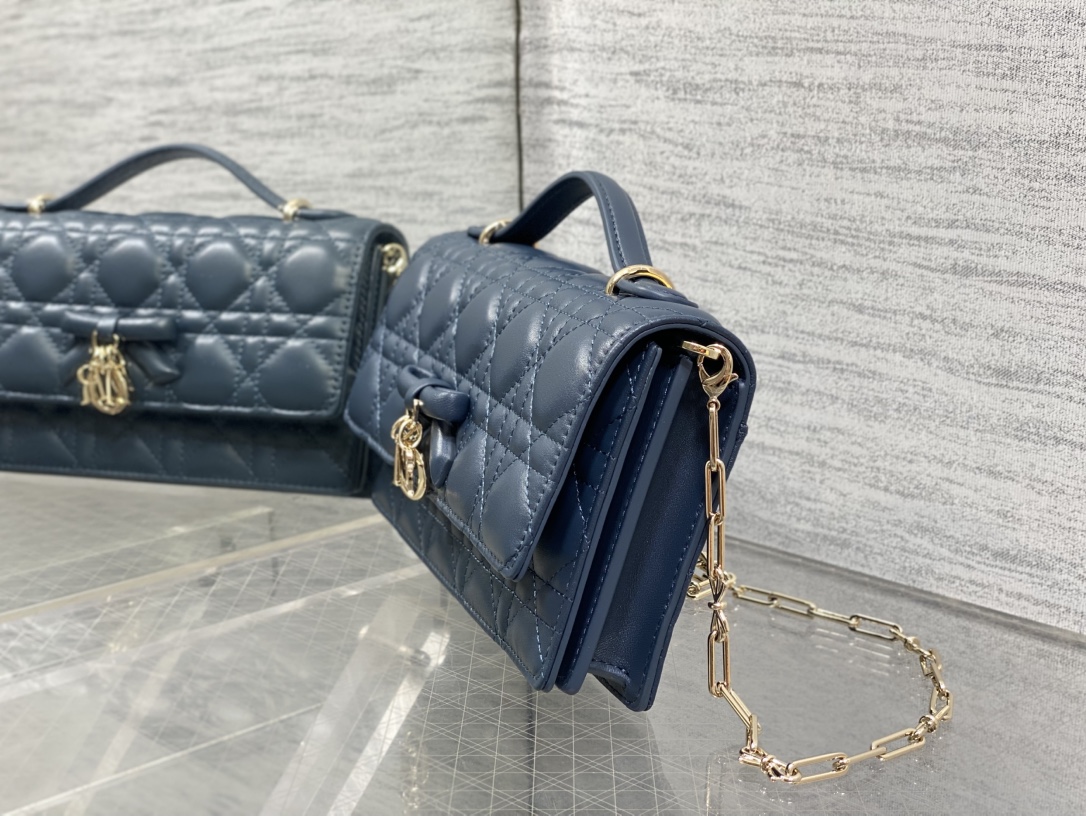 现货‼️砖柜最新蝴蝶结珍珠链条手拿包🎀标志性的藤纹格，经典的字母吊饰带🎀👏 ，别致的手柄设计，搭配柔软的