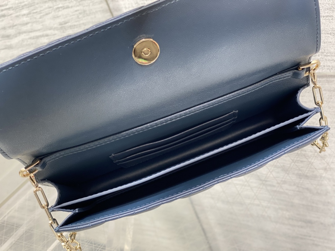 现货‼️砖柜最新蝴蝶结珍珠链条手拿包🎀标志性的藤纹格，经典的字母吊饰带🎀👏 ，别致的手柄设计，搭配柔软的