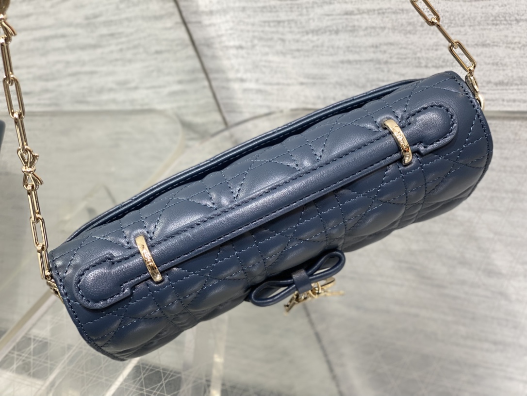 现货‼️砖柜最新蝴蝶结珍珠链条手拿包🎀标志性的藤纹格，经典的字母吊饰带🎀👏 ，别致的手柄设计，搭配柔软的