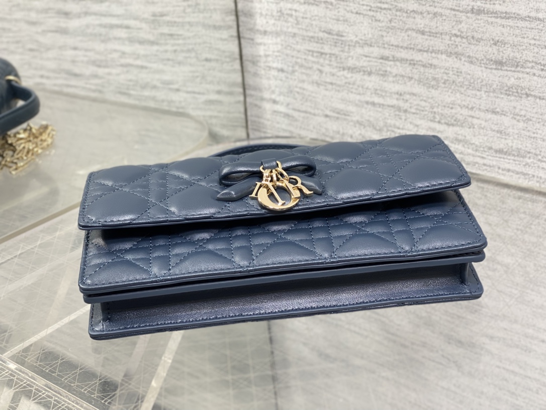 现货‼️砖柜最新蝴蝶结珍珠链条手拿包🎀标志性的藤纹格，经典的字母吊饰带🎀👏 ，别致的手柄设计，搭配柔软的