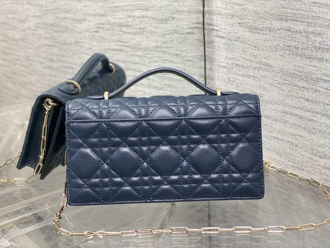 现货‼️砖柜最新蝴蝶结珍珠链条手拿包🎀标志性的藤纹格，经典的字母吊饰带🎀👏 ，别致的手柄设计，搭配柔软的