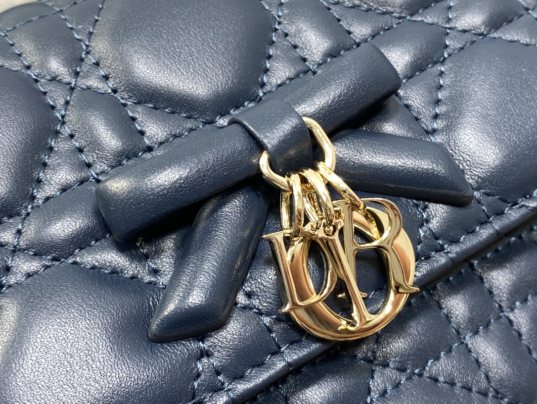 现货‼️砖柜最新蝴蝶结珍珠链条手拿包🎀标志性的藤纹格，经典的字母吊饰带🎀👏 ，别致的手柄设计，搭配柔软的