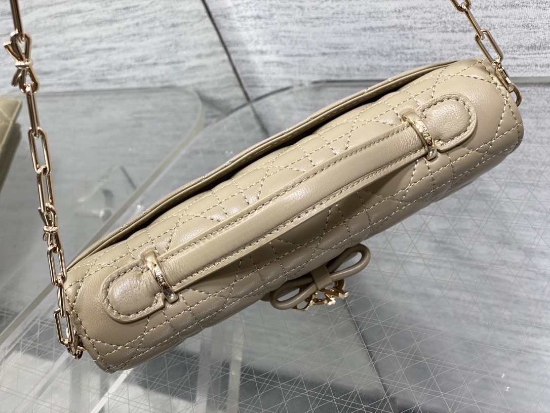 现货‼️砖柜最新蝴蝶结珍珠链条手拿包🎀标志性的藤纹格，经典的字母吊饰带🎀👏 ，别致的手柄设计，搭配柔软的