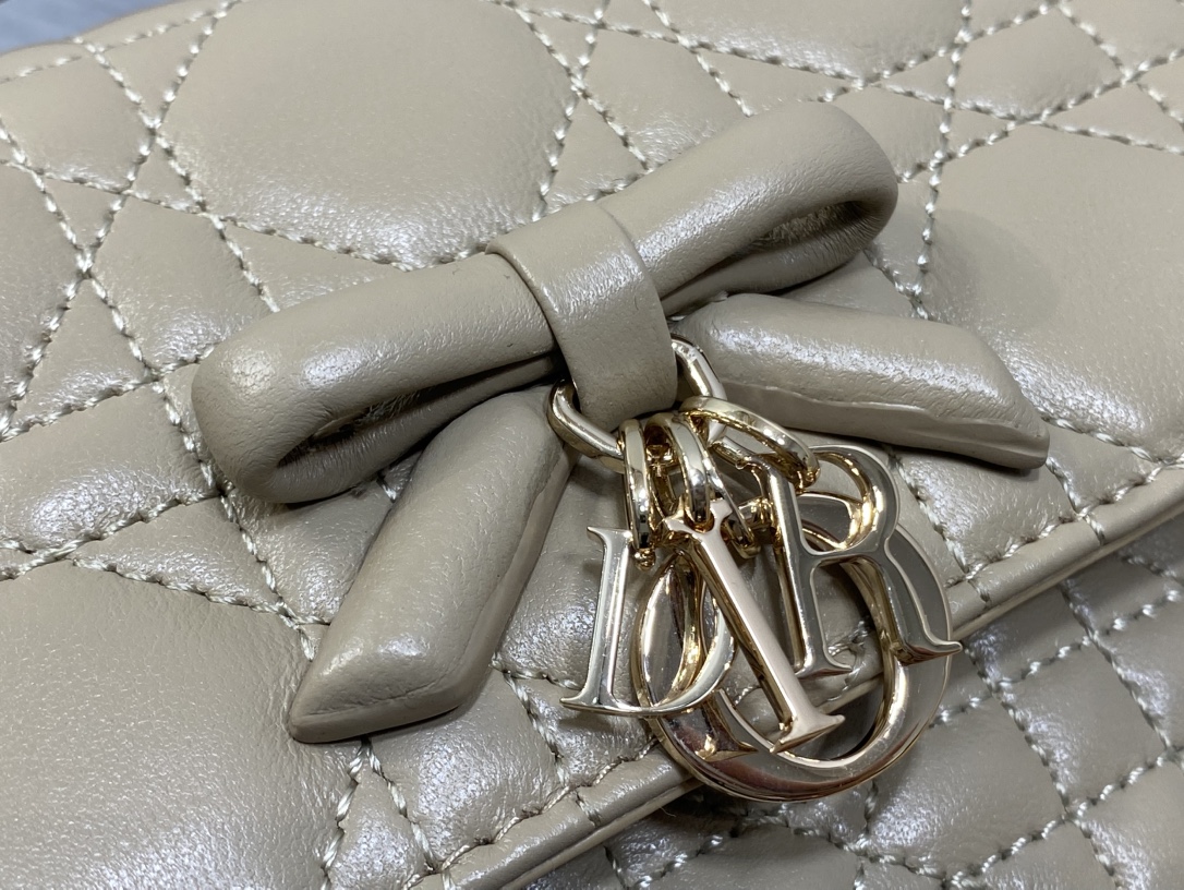 现货‼️砖柜最新蝴蝶结珍珠链条手拿包🎀标志性的藤纹格，经典的字母吊饰带🎀👏 ，别致的手柄设计，搭配柔软的