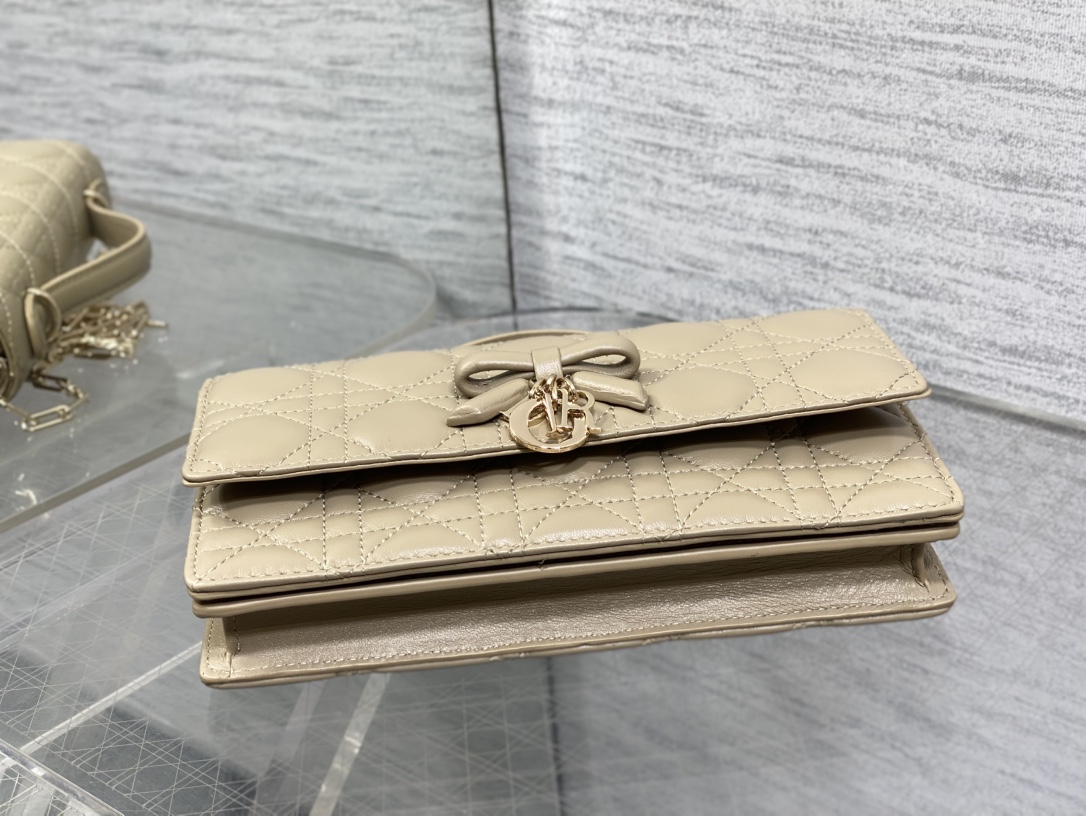 现货‼️砖柜最新蝴蝶结珍珠链条手拿包🎀标志性的藤纹格，经典的字母吊饰带🎀👏 ，别致的手柄设计，搭配柔软的