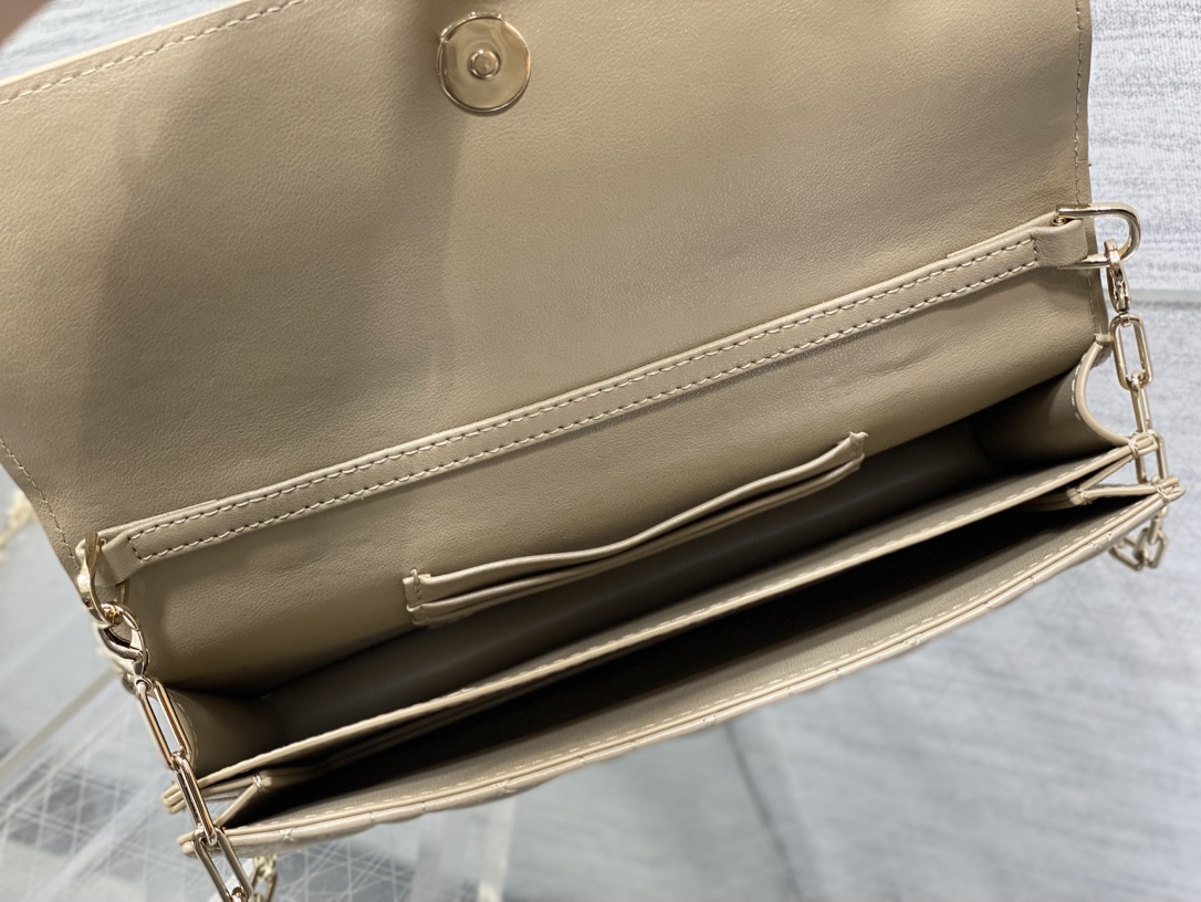 现货‼️砖柜最新蝴蝶结珍珠链条手拿包🎀标志性的藤纹格，经典的字母吊饰带🎀👏 ，别致的手柄设计，搭配柔软的