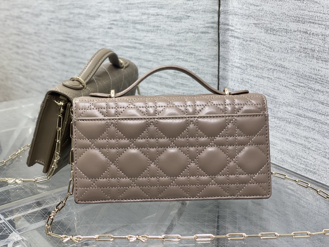 现货‼️砖柜最新蝴蝶结珍珠链条手拿包🎀标志性的藤纹格，经典的字母吊饰带🎀👏 ，别致的手柄设计，搭配柔软的