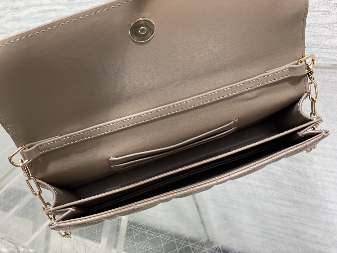 现货‼️砖柜最新蝴蝶结珍珠链条手拿包🎀标志性的藤纹格，经典的字母吊饰带🎀👏 ，别致的手柄设计，搭配柔软的