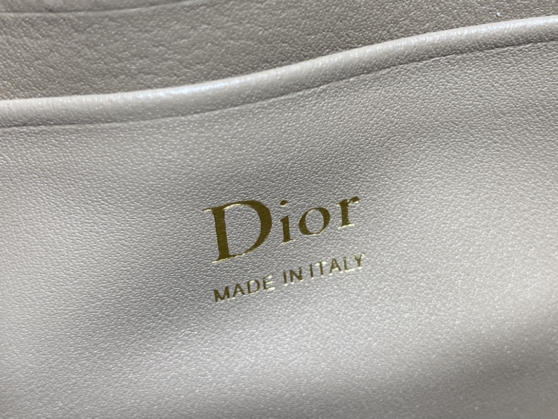 现货‼️砖柜最新蝴蝶结珍珠链条手拿包🎀标志性的藤纹格，经典的字母吊饰带🎀👏 ，别致的手柄设计，搭配柔软的