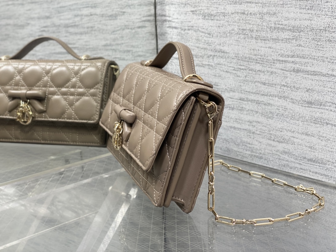 现货‼️砖柜最新蝴蝶结珍珠链条手拿包🎀标志性的藤纹格，经典的字母吊饰带🎀👏 ，别致的手柄设计，搭配柔软的