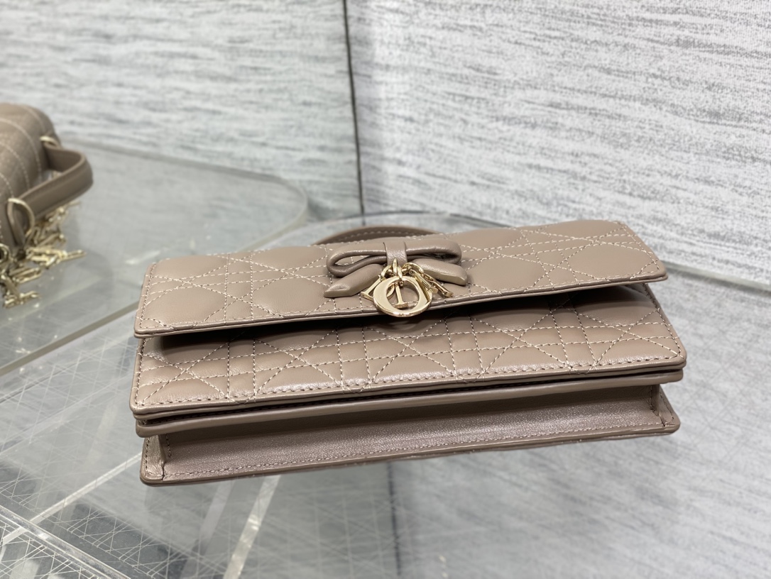 现货‼️砖柜最新蝴蝶结珍珠链条手拿包🎀标志性的藤纹格，经典的字母吊饰带🎀👏 ，别致的手柄设计，搭配柔软的