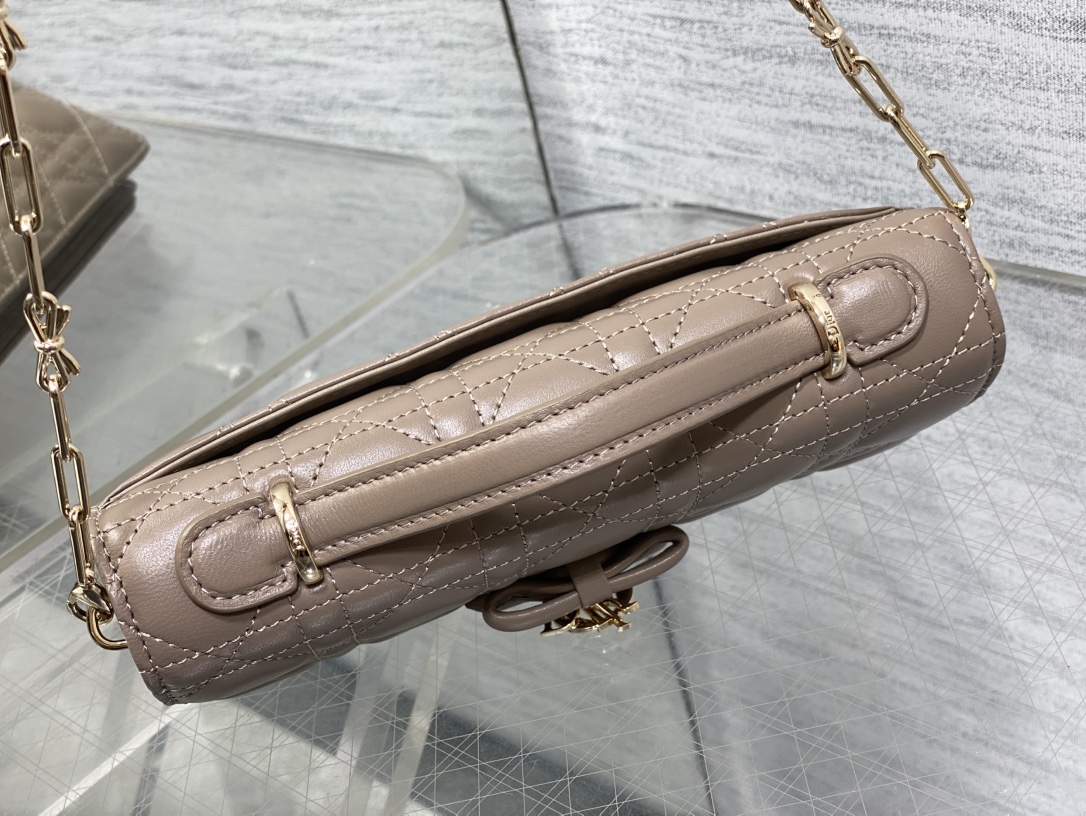 现货‼️砖柜最新蝴蝶结珍珠链条手拿包🎀标志性的藤纹格，经典的字母吊饰带🎀👏 ，别致的手柄设计，搭配柔软的