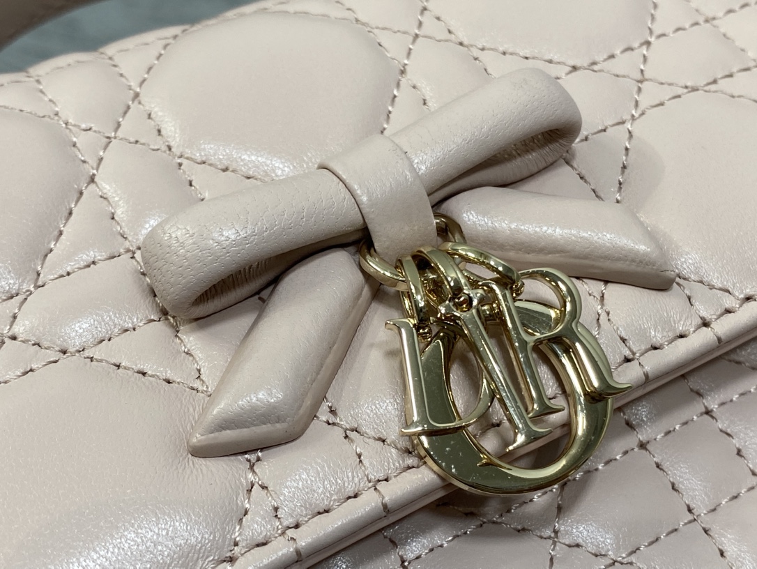 现货‼️砖柜最新蝴蝶结珍珠链条手拿包🎀标志性的藤纹格，经典的字母吊饰带🎀👏 ，别致的手柄设计，搭配柔软的