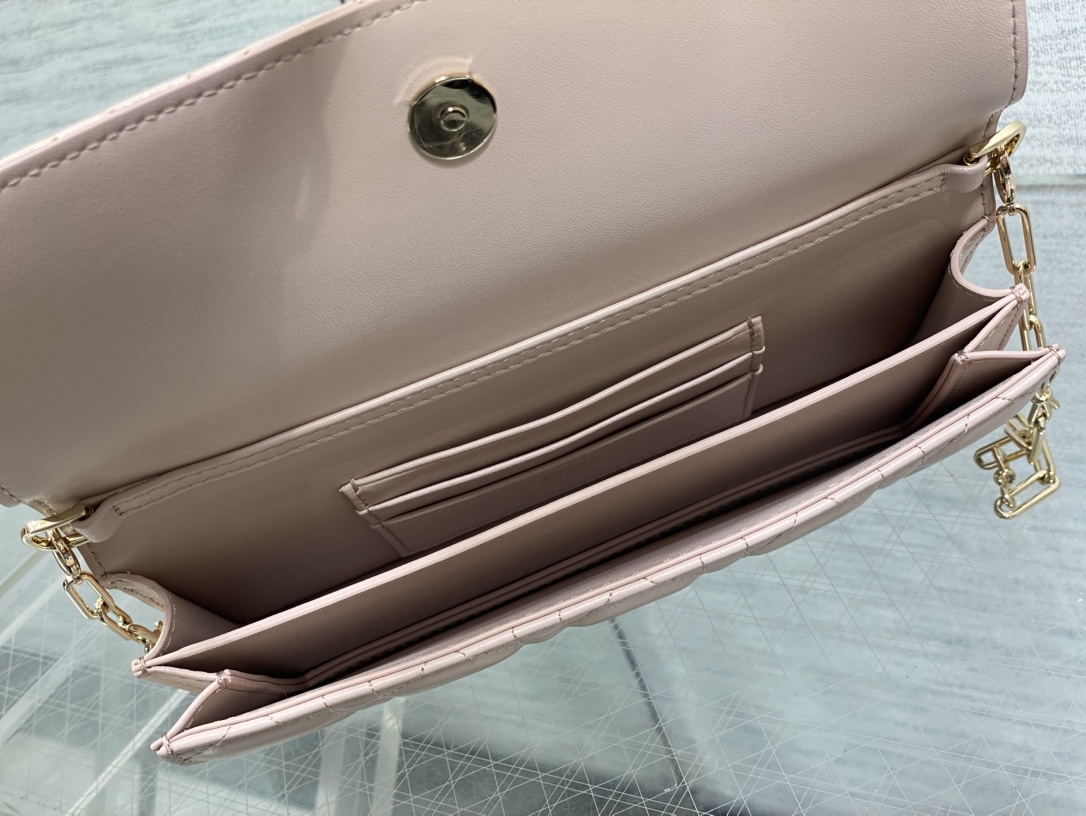 现货‼️砖柜最新蝴蝶结珍珠链条手拿包🎀标志性的藤纹格，经典的字母吊饰带🎀👏 ，别致的手柄设计，搭配柔软的