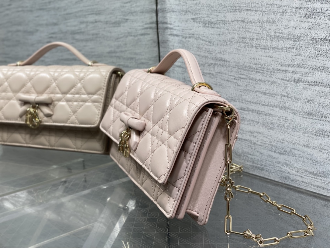 现货‼️砖柜最新蝴蝶结珍珠链条手拿包🎀标志性的藤纹格，经典的字母吊饰带🎀👏 ，别致的手柄设计，搭配柔软的