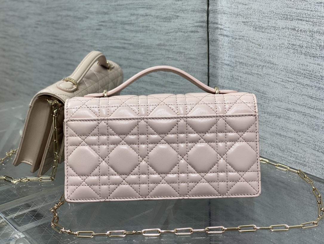 现货‼️砖柜最新蝴蝶结珍珠链条手拿包🎀标志性的藤纹格，经典的字母吊饰带🎀👏 ，别致的手柄设计，搭配柔软的