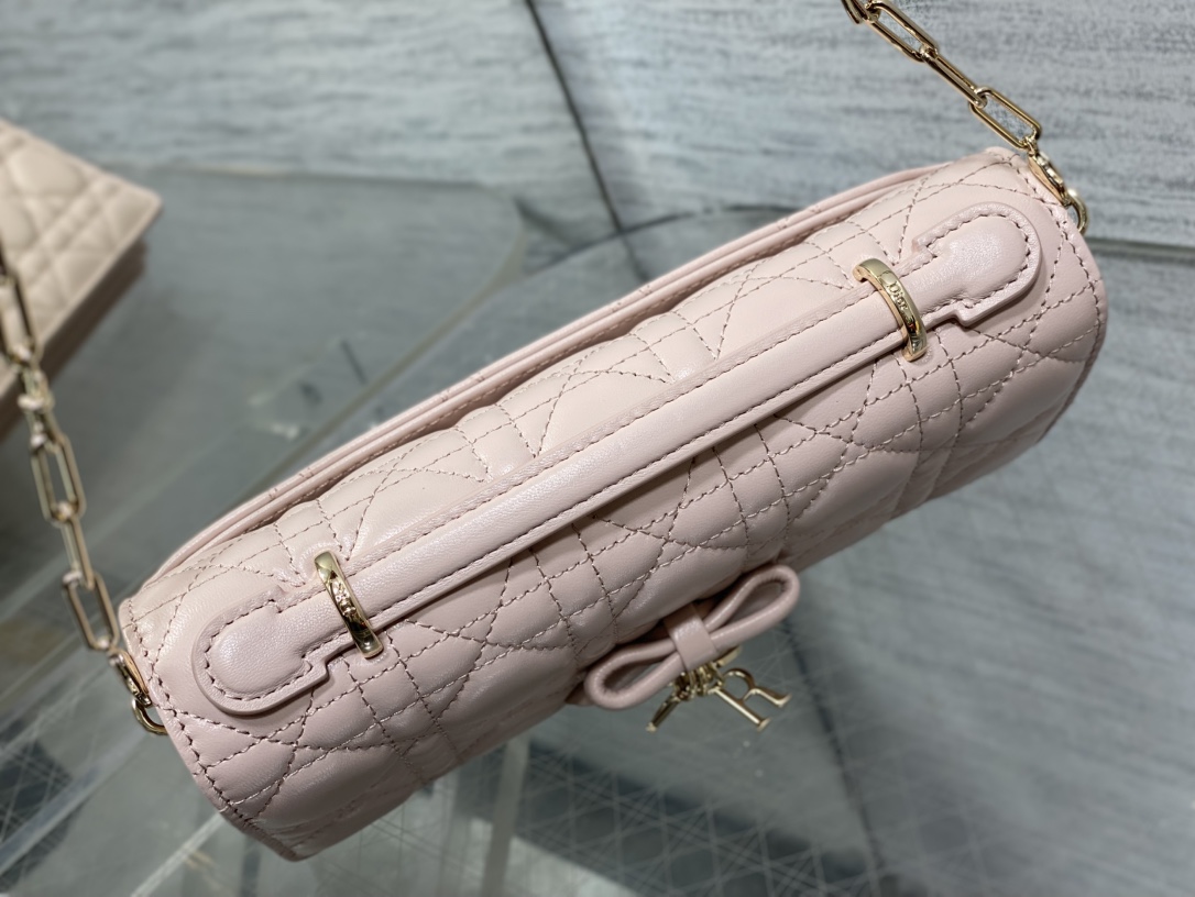 现货‼️砖柜最新蝴蝶结珍珠链条手拿包🎀标志性的藤纹格，经典的字母吊饰带🎀👏 ，别致的手柄设计，搭配柔软的