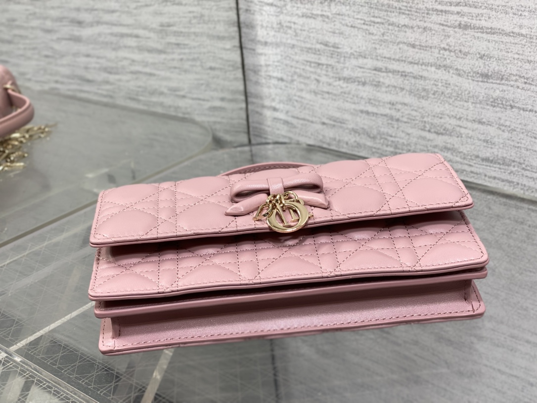 现货‼️砖柜最新蝴蝶结珍珠链条手拿包🎀标志性的藤纹格，经典的字母吊饰带🎀👏 ，别致的手柄设计，搭配柔软的