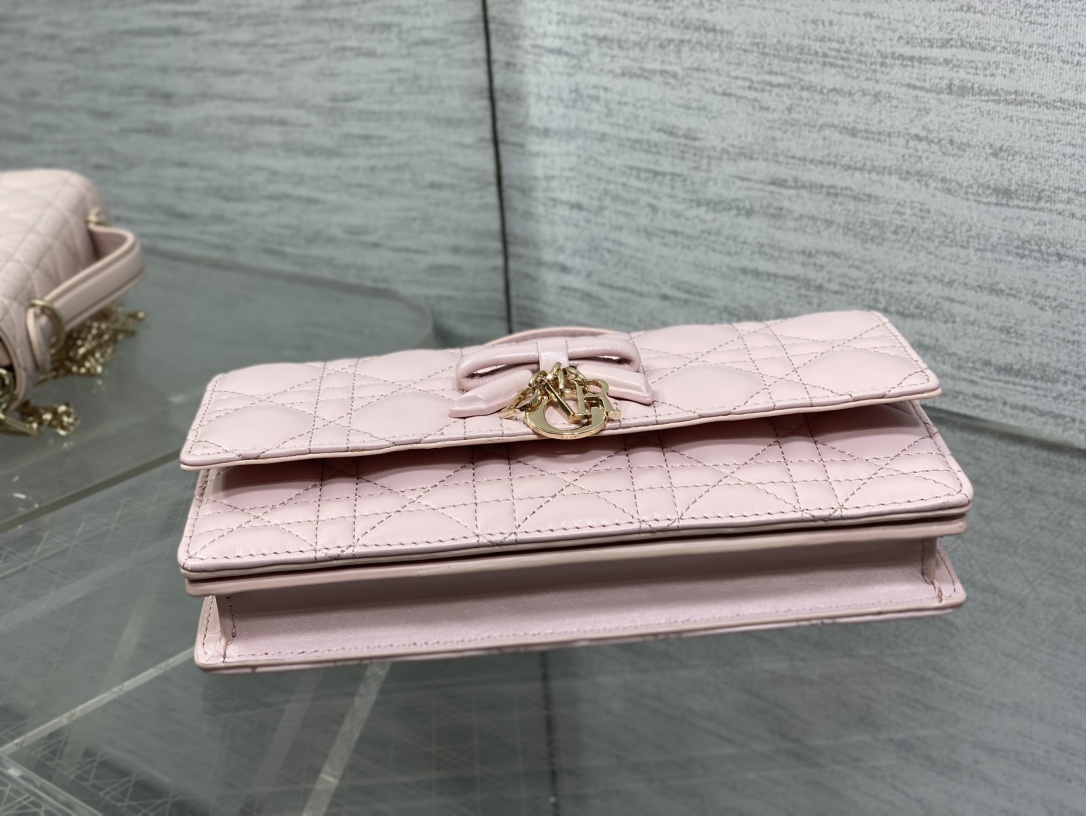 现货‼️砖柜最新蝴蝶结珍珠链条手拿包🎀标志性的藤纹格，经典的字母吊饰带🎀👏 ，别致的手柄设计，搭配柔软的