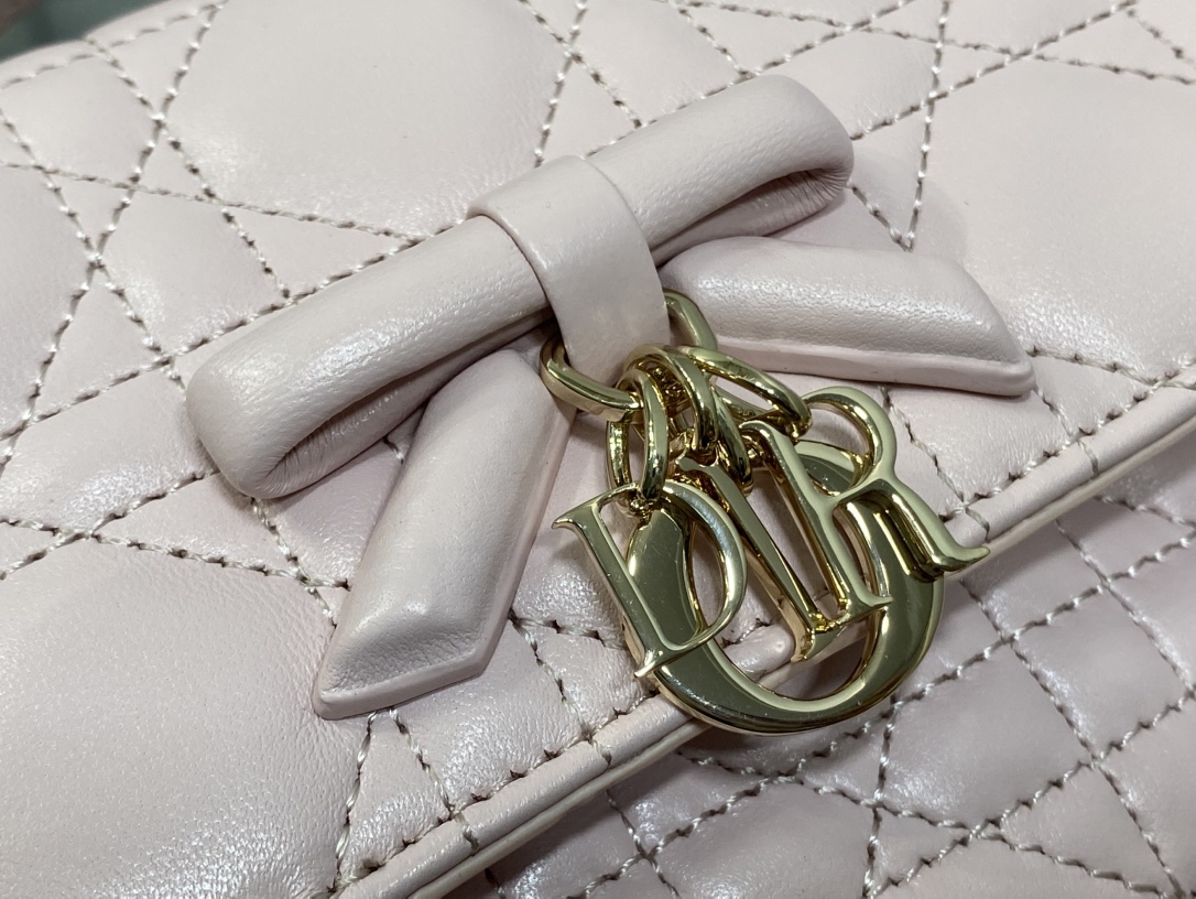 现货‼️砖柜最新蝴蝶结珍珠链条手拿包🎀标志性的藤纹格，经典的字母吊饰带🎀👏 ，别致的手柄设计，搭配柔软的