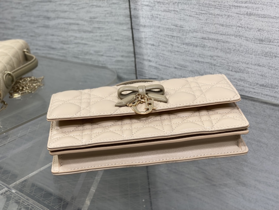 现货‼️砖柜最新蝴蝶结珍珠链条手拿包🎀标志性的藤纹格，经典的字母吊饰带🎀👏 ，别致的手柄设计，搭配柔软的