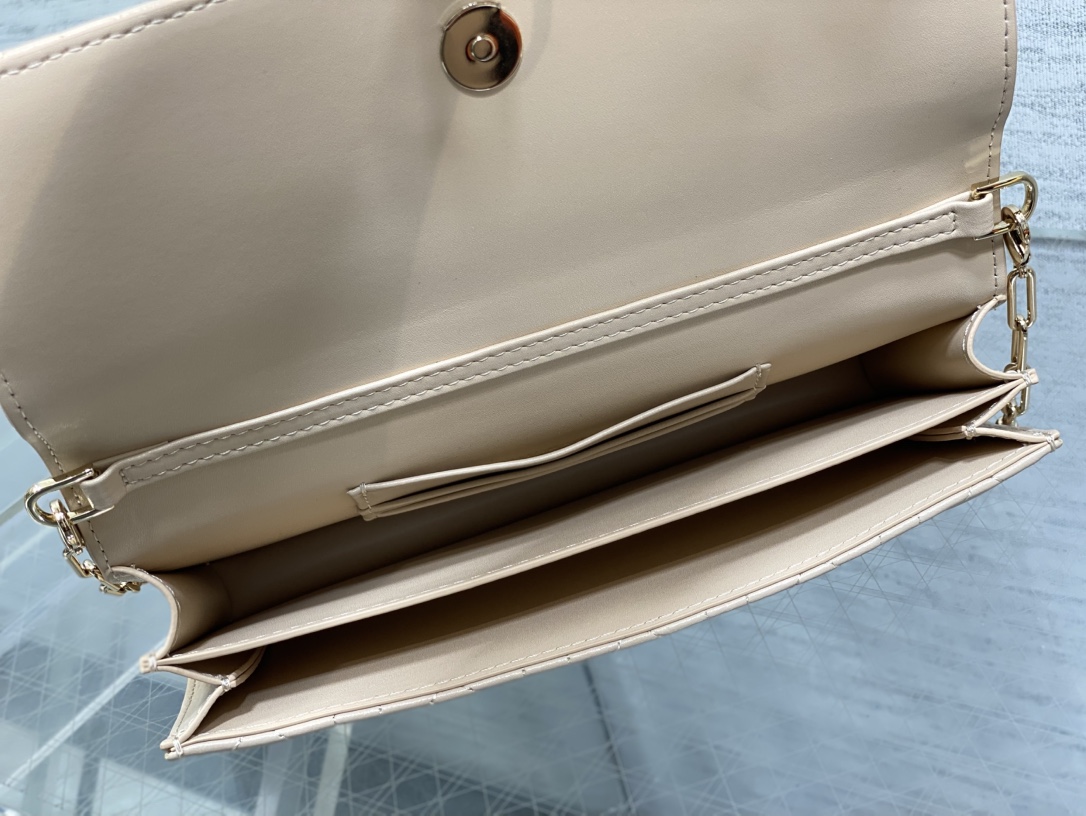 现货‼️砖柜最新蝴蝶结珍珠链条手拿包🎀标志性的藤纹格，经典的字母吊饰带🎀👏 ，别致的手柄设计，搭配柔软的