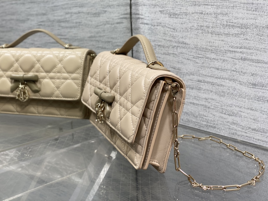 现货‼️砖柜最新蝴蝶结珍珠链条手拿包🎀标志性的藤纹格，经典的字母吊饰带🎀👏 ，别致的手柄设计，搭配柔软的