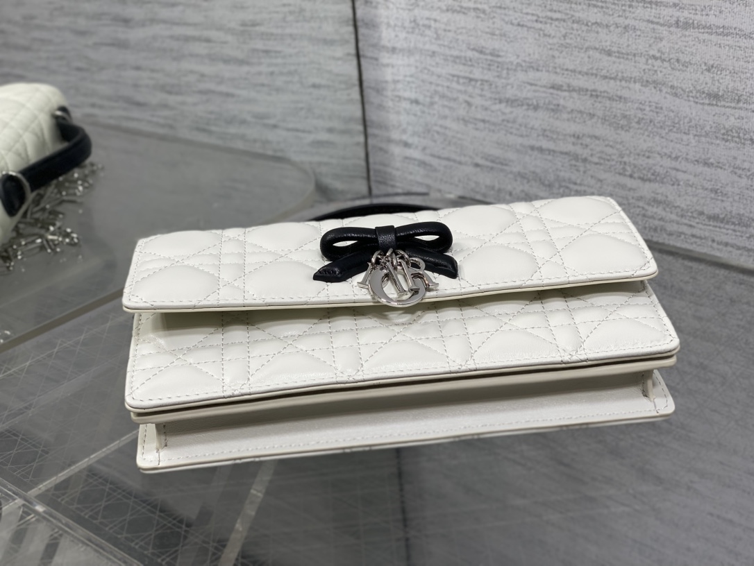 现货‼️砖柜最新蝴蝶结珍珠链条手拿包🎀标志性的藤纹格，经典的字母吊饰带🎀👏 ，别致的手柄设计，搭配柔软的