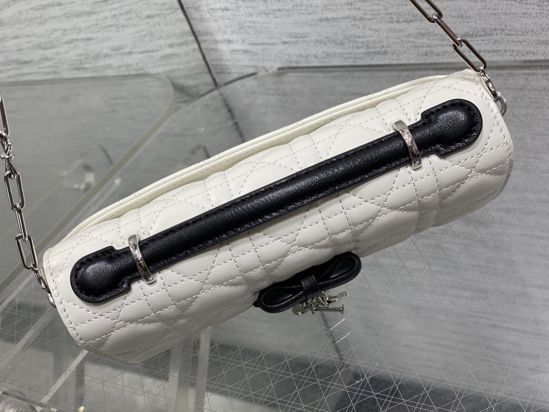 现货‼️砖柜最新蝴蝶结珍珠链条手拿包🎀标志性的藤纹格，经典的字母吊饰带🎀👏 ，别致的手柄设计，搭配柔软的