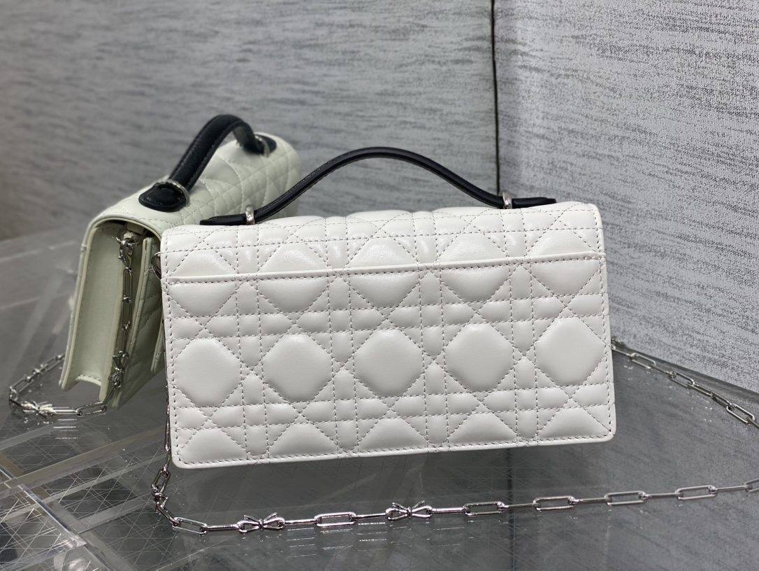 现货‼️砖柜最新蝴蝶结珍珠链条手拿包🎀标志性的藤纹格，经典的字母吊饰带🎀👏 ，别致的手柄设计，搭配柔软的