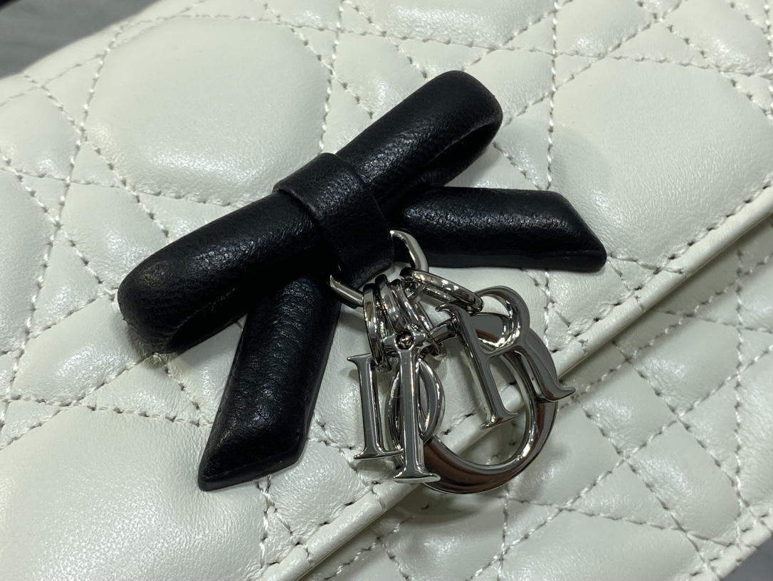 现货‼️砖柜最新蝴蝶结珍珠链条手拿包🎀标志性的藤纹格，经典的字母吊饰带🎀👏 ，别致的手柄设计，搭配柔软的