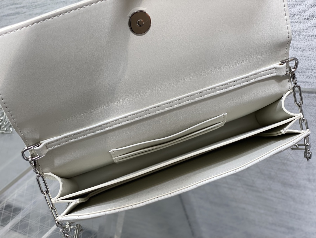 现货‼️砖柜最新蝴蝶结珍珠链条手拿包🎀标志性的藤纹格，经典的字母吊饰带🎀👏 ，别致的手柄设计，搭配柔软的