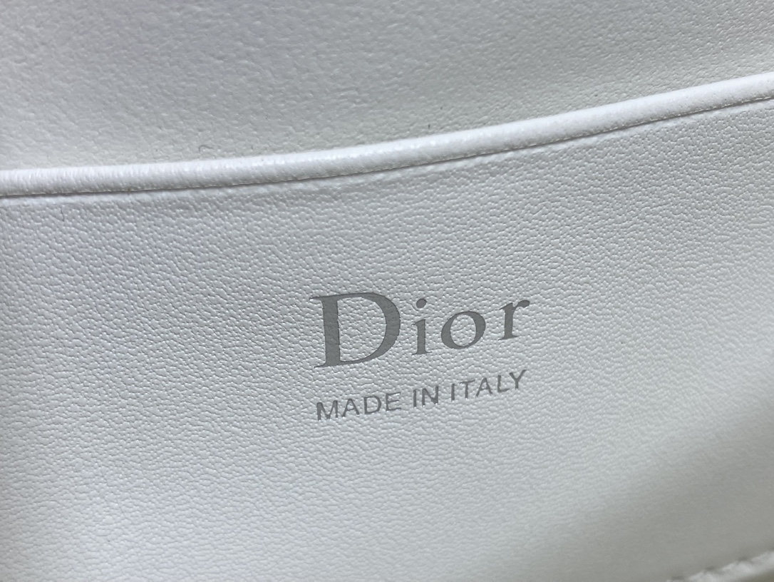 现货‼️砖柜最新蝴蝶结珍珠链条手拿包🎀标志性的藤纹格，经典的字母吊饰带🎀👏 ，别致的手柄设计，搭配柔软的