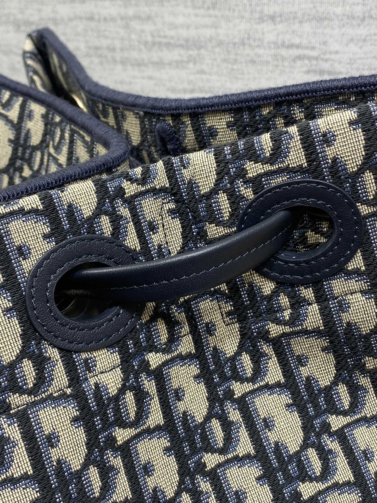 现货‼️Dior2026春夏新款老花蝴蝶结托特包，经典Oblique帆布+蝴蝶结点缀超优雅少女感，轻便自