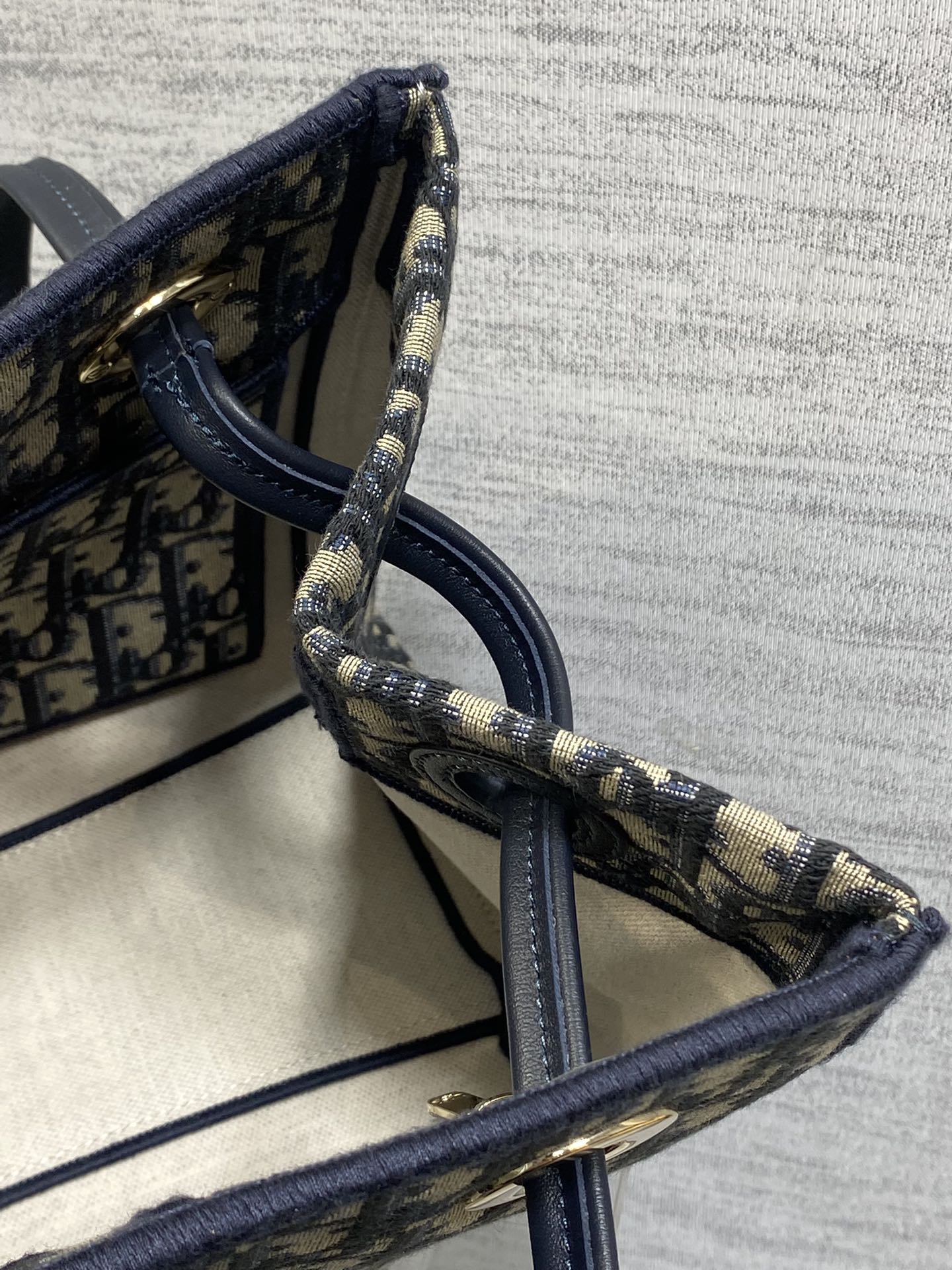 现货‼️Dior2026春夏新款老花蝴蝶结托特包，经典Oblique帆布+蝴蝶结点缀超优雅少女感，轻便自