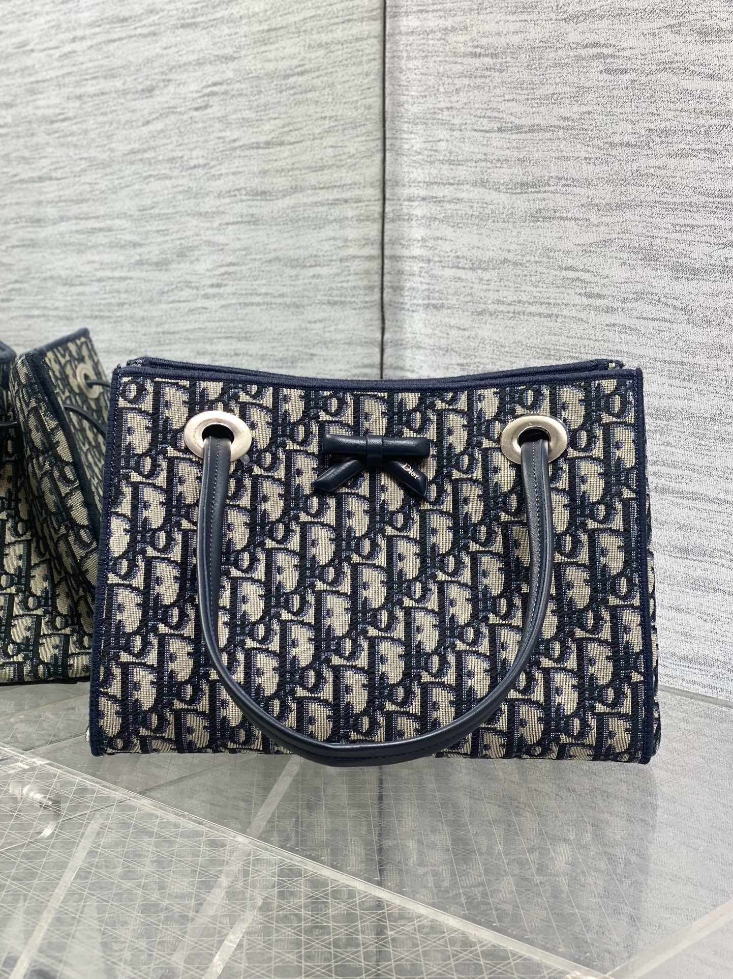 现货‼️Dior2026春夏新款老花蝴蝶结托特包，经典Oblique帆布+蝴蝶结点缀超优雅少女感，轻便自