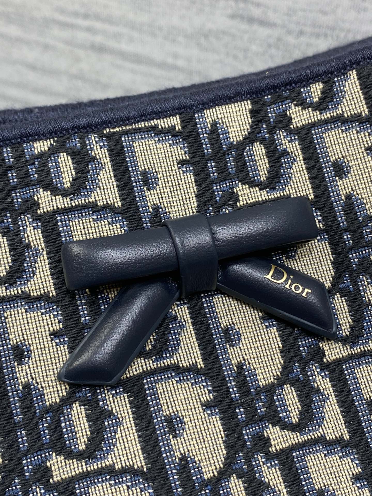 现货‼️Dior2026春夏新款老花蝴蝶结托特包，经典Oblique帆布+蝴蝶结点缀超优雅少女感，轻便自