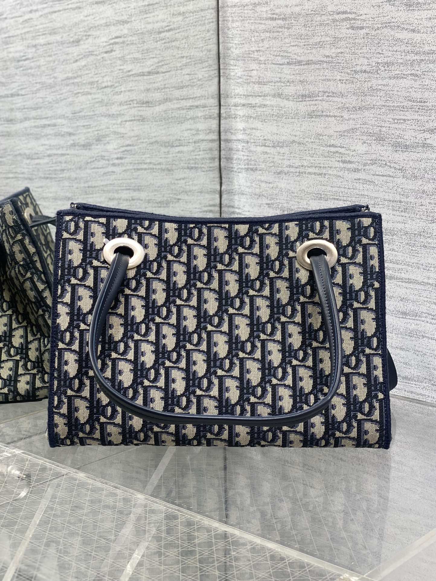 现货‼️Dior2026春夏新款老花蝴蝶结托特包，经典Oblique帆布+蝴蝶结点缀超优雅少女感，轻便自