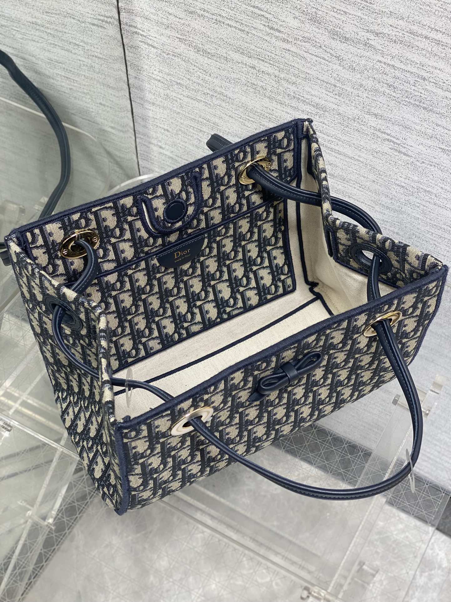 现货‼️Dior2026春夏新款老花蝴蝶结托特包，经典Oblique帆布+蝴蝶结点缀超优雅少女感，轻便自