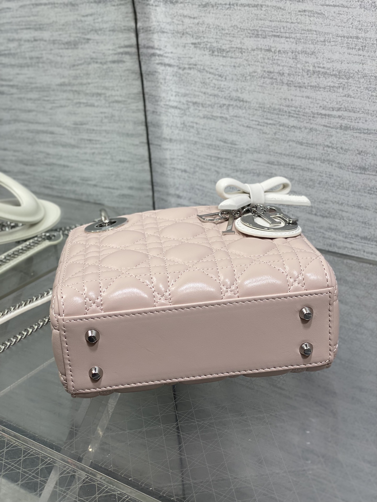 现货‼️Classic Lady最新蝴蝶结🎀戴妃包，人手一个必备的三格小包😍。迷人优雅又气场十足💃🏻，斜