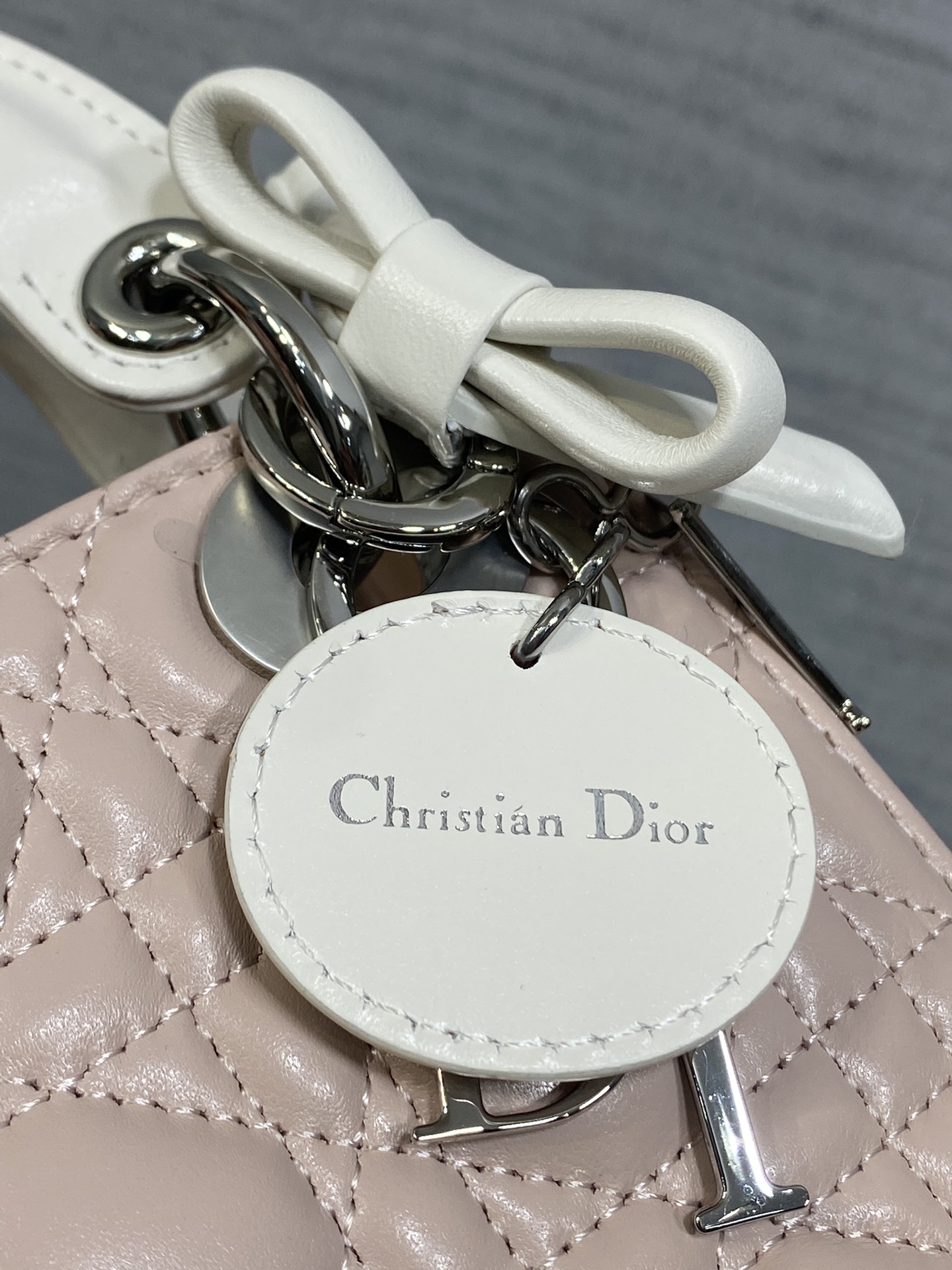 现货‼️Classic Lady最新蝴蝶结🎀戴妃包，人手一个必备的三格小包😍。迷人优雅又气场十足💃🏻，斜