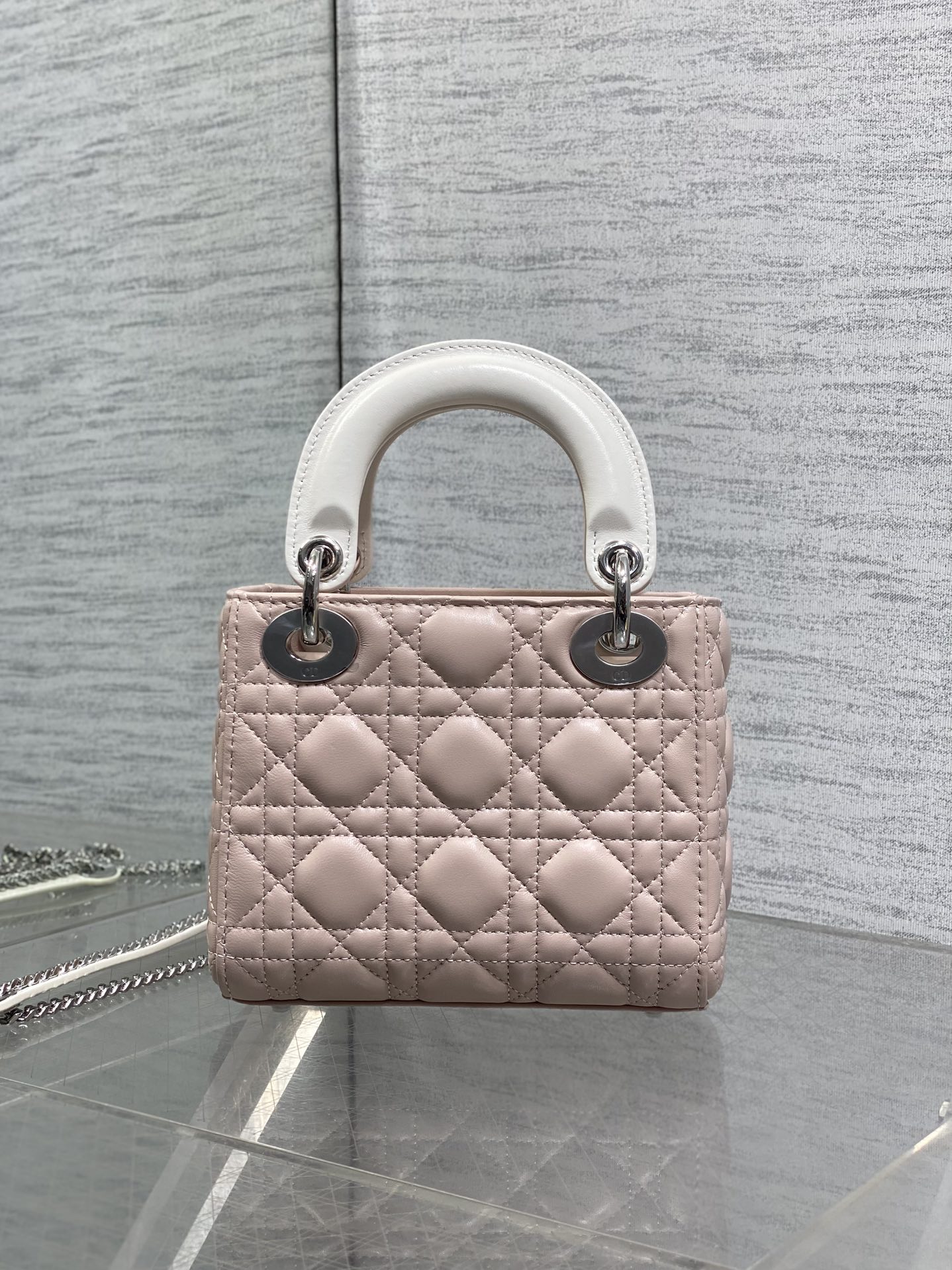 现货‼️Classic Lady最新蝴蝶结🎀戴妃包，人手一个必备的三格小包😍。迷人优雅又气场十足💃🏻，斜