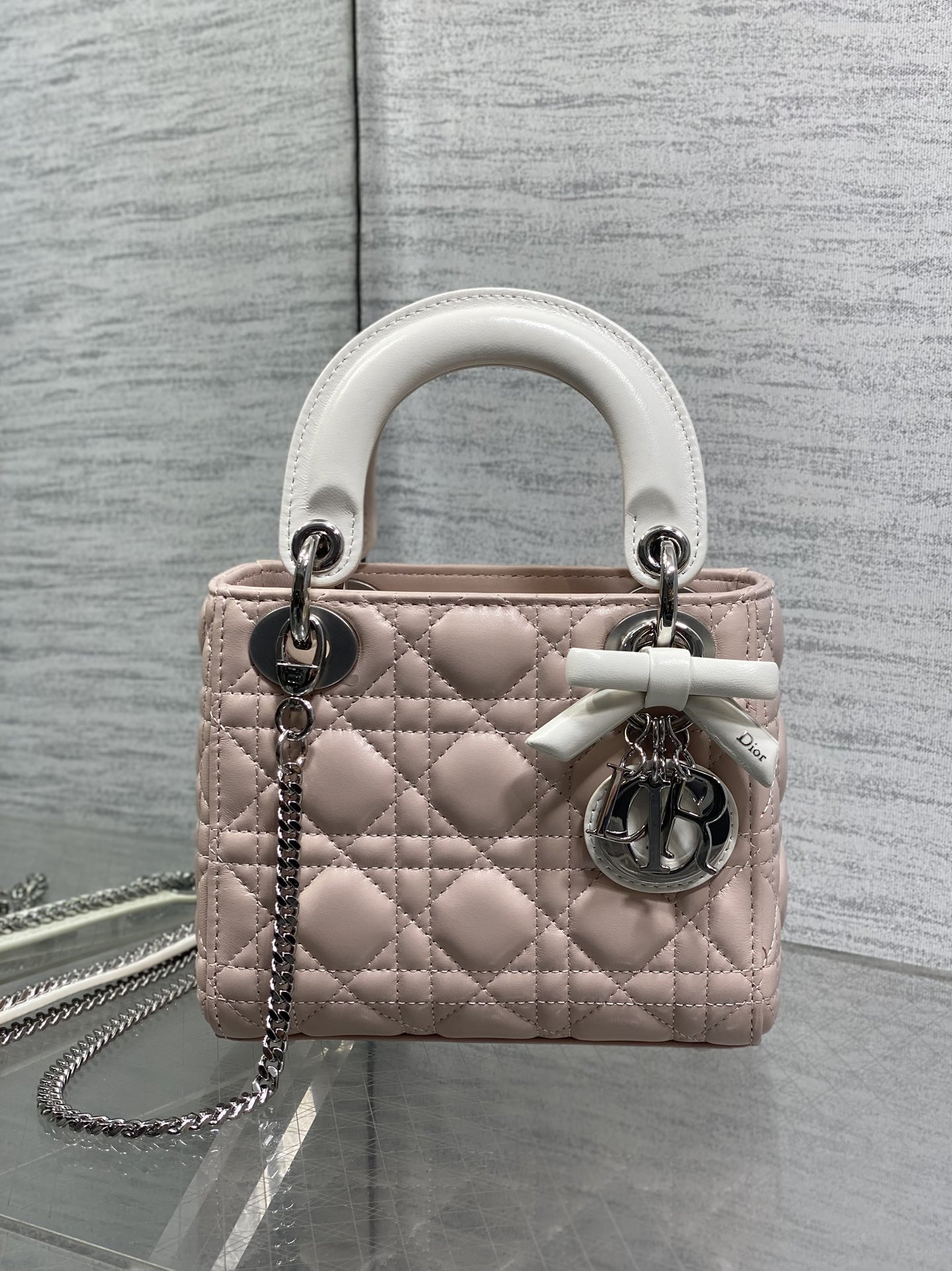 现货‼️Classic Lady最新蝴蝶结🎀戴妃包，人手一个必备的三格小包😍。迷人优雅又气场十足💃🏻，斜