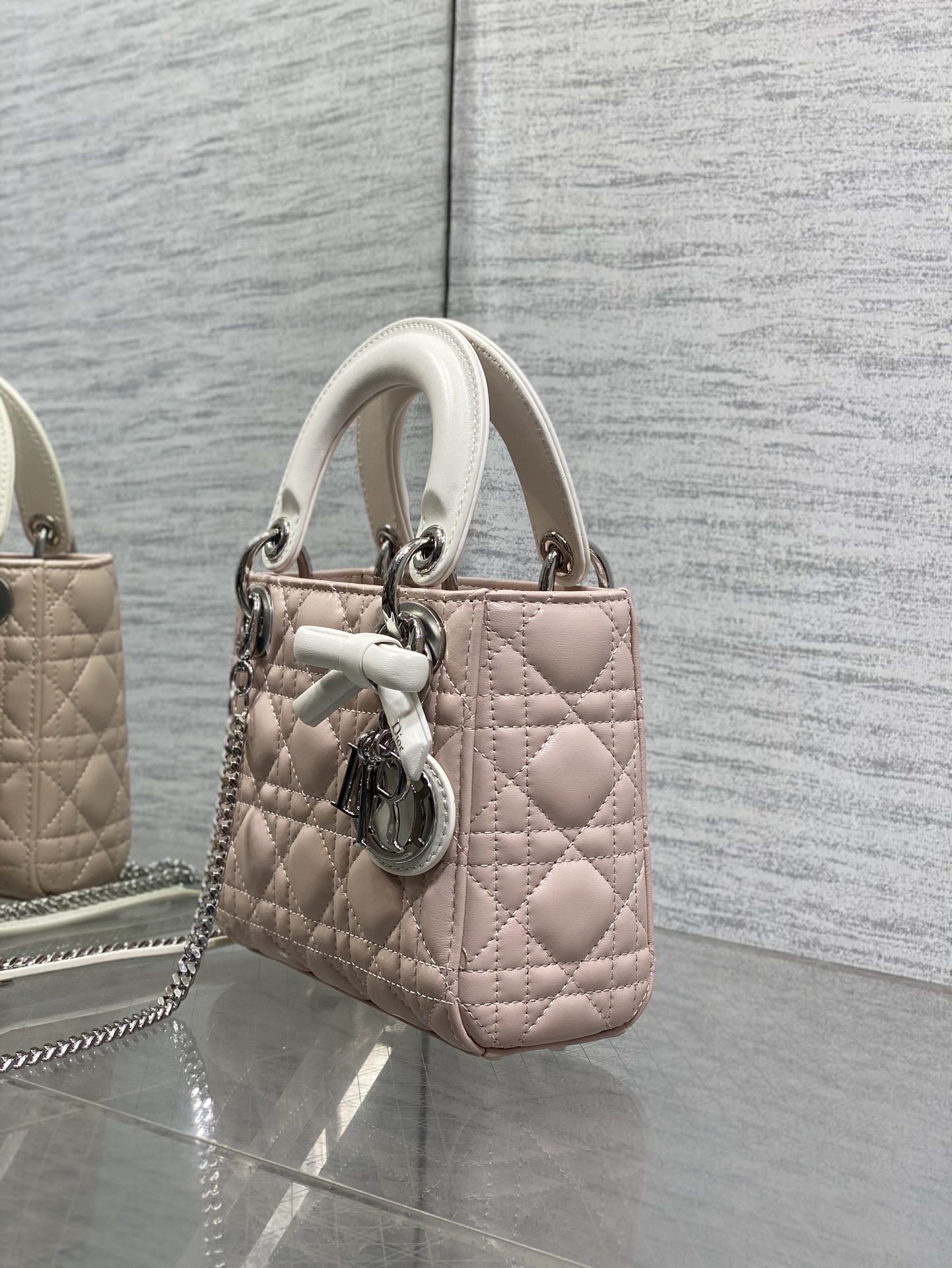 现货‼️Classic Lady最新蝴蝶结🎀戴妃包，人手一个必备的三格小包😍。迷人优雅又气场十足💃🏻，斜