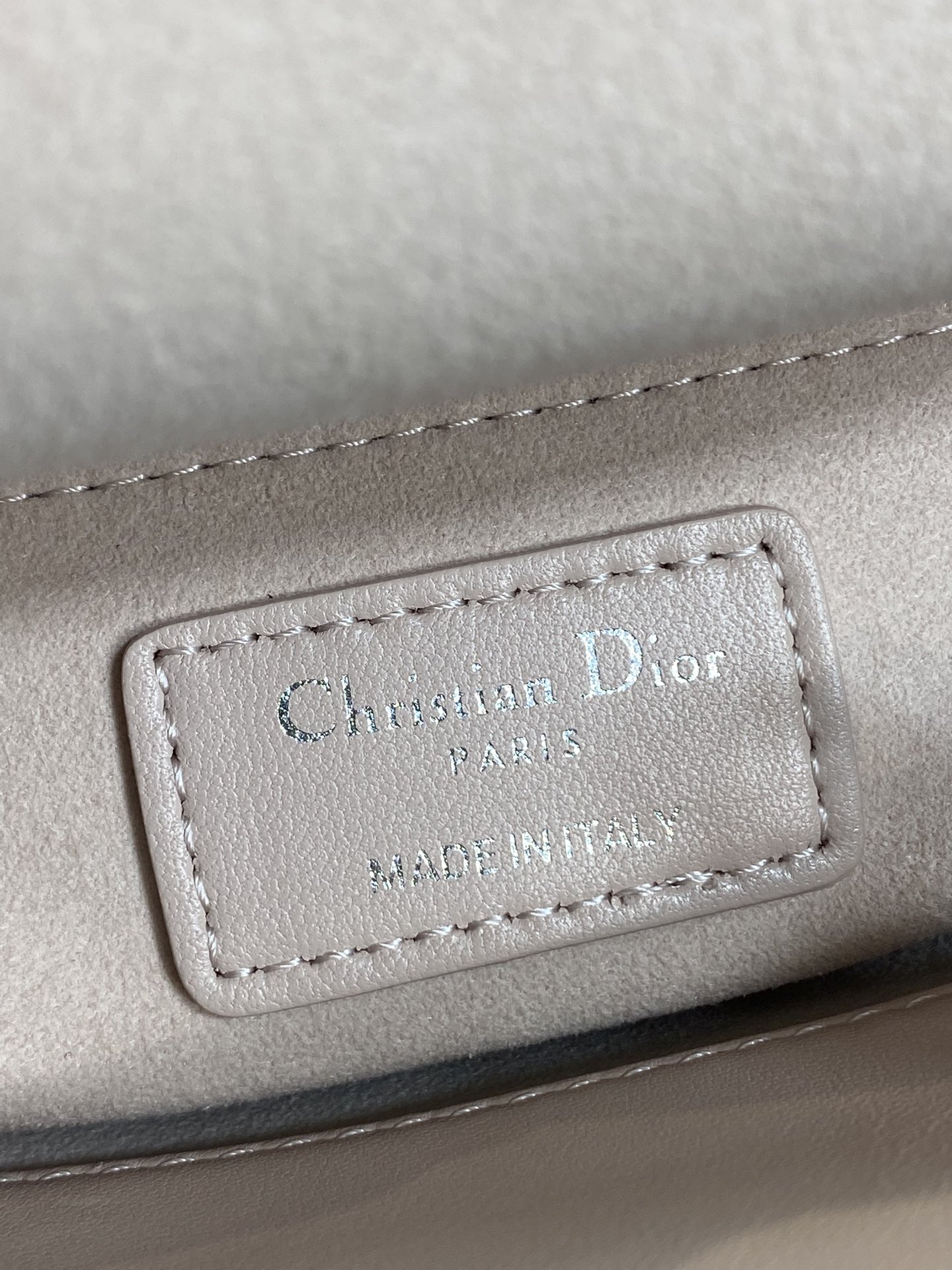 现货‼️Classic Lady最新蝴蝶结🎀戴妃包，人手一个必备的三格小包😍。迷人优雅又气场十足💃🏻，斜